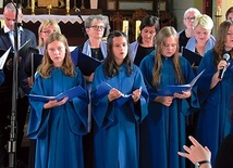 Oprawę muzyczną Eucharystii przygotował miejscowy chór Oremus wraz ze scholą Mazurskie Słowiki.