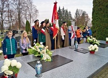 	Społeczność szkolna do dziś opiekuje się mogiłami polskich żołnierzy.