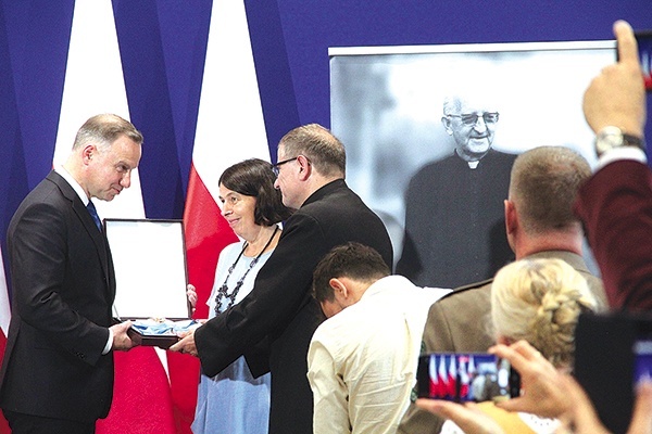 ▲	Przekazanie wyróżnienia.