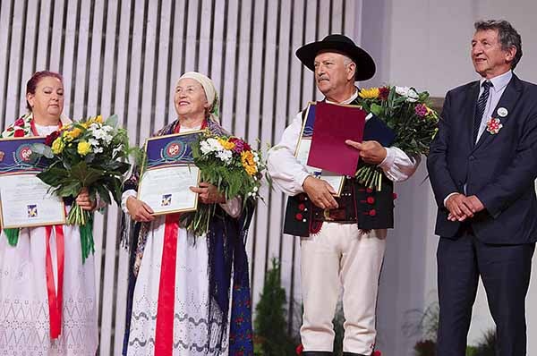 Nagrodzeni z dyrektorem bielskiego ROK-u Lesławem Werpachowskim.