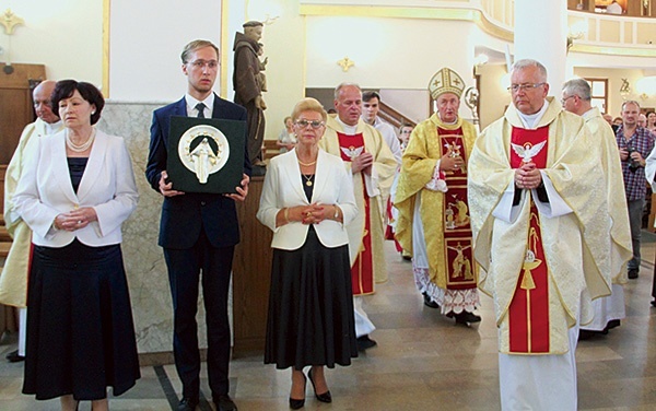 ▲	Dziękczynne wotum zawisło w ołtarzu bocznym Maryi adorowanej przez aniołów.