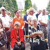 Uczestnicy Mszy św. przy kaplicy. W pierwszym rzędzie panie, które brały udział w tamtych wydarzeniach.