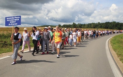 	W drogę wyruszyło ponad 400 pątniczek.