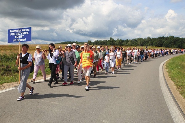 	W drogę wyruszyło ponad 400 pątniczek.