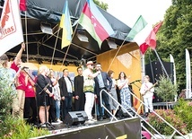 Na scenie pojawili się też niosący pomoc młodzi z różnych krajów.