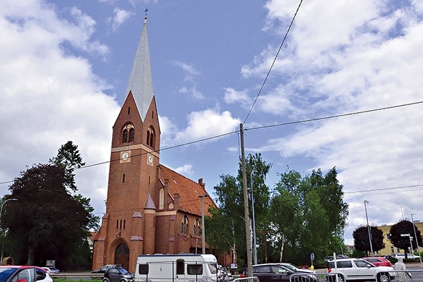 Świątynia znajduje się przy głównej arterii trójmiejskiej.