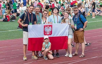 Ks. Maciej Niesporek (pierwszy z prawej) i ks. Dawid Gawenda (pierwszy z lewej) wspólnie z uczestnikami polskiej Mszy św. w Lizbonie. 
