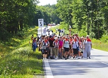 Po Eucharystii osiem grup wyruszyło na szlak. W ciągu czterech dni pielgrzymi pokonali prawie 120 km.