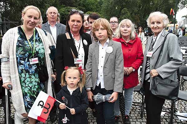 ▲	Danuta Chaber (po prawej) mieszkała przy ul. Karolkowej. Tragedię przeżyła jako 7-letnia dziewczynka. Co roku przyjeżdża pod pomnik z rodziną, by modlić się za pomordowanych.