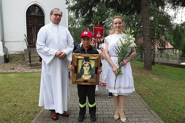 ▲	Po Mszy św. wierni tradycyjnie wyruszyli w procesji z relikwiami Świętej. Dziewice i młode matki szły w białych szatach z liliami w rękach.