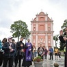 Biskup błogosławi pielgrzymów przed wyjściem ze Skrzatusza.