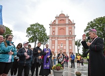 Biskup błogosławi pielgrzymów przed wyjściem ze Skrzatusza.
