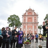 Biskup błogosławi pielgrzymów przed wyjściem ze Skrzatusza.