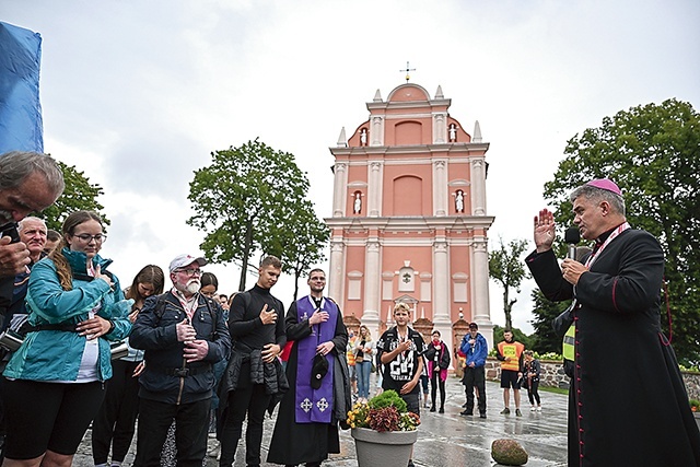 Biskup błogosławi pielgrzymów przed wyjściem ze Skrzatusza.