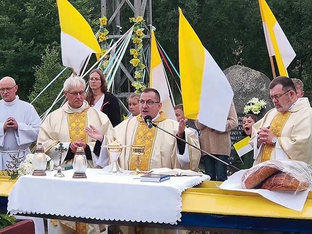 Msza św. „na kajaku” przy papieskim krzyżu.