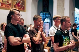 Pielgrzymi wyruszyli w drogę po modlitwie w parafii w Jaktorowie.