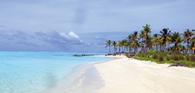 Jedna z bezludnych wysp na atolu Kaafu. Kolory są tu naprawdę takie jak  w katalogach.