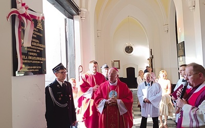 Na progu Eucharystii ordynariusz poświęcił tablicę dedykowaną powstańczym kapłanom.