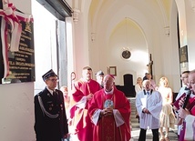 Na progu Eucharystii ordynariusz poświęcił tablicę dedykowaną powstańczym kapłanom.