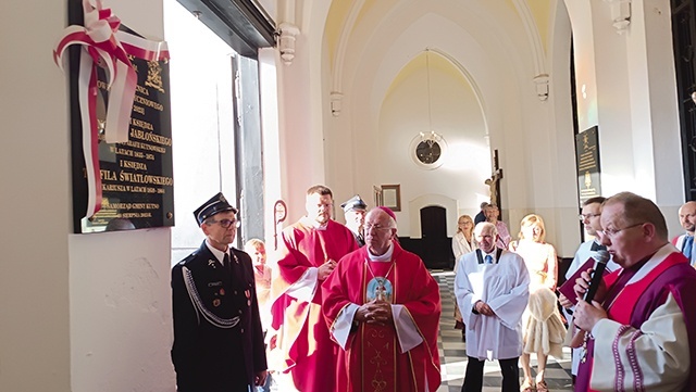 Na progu Eucharystii ordynariusz poświęcił tablicę dedykowaną powstańczym kapłanom.