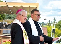 ▲	Na wałach pątników przywitał bp Marek Mendyk wraz z głównym przewodnikiem ks. Krzysztofem Iwaniszynem.