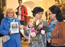 ▲	Pani Lucyna Szpilakowska (w środku) w czasie prezentacji swojej książki. 