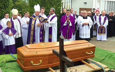 Bp Roman Pindel przewodniczył uroczystościom pogrzebowym w Zarzeczu.