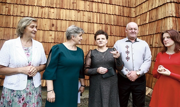 ▲	Binczarowscy parafianie przed cerkwią, kościołem parafialnym.