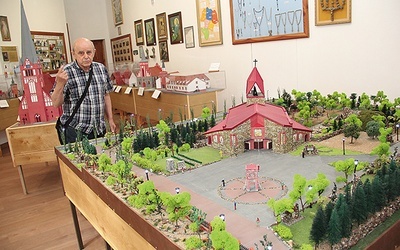 Wiesław Bandura przy modelu świątyni św. Rozalii i kalwarii.