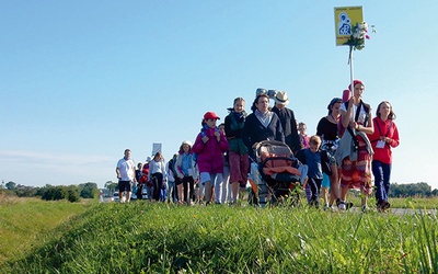 ▲	Od zeszłego roku niesione są relikwie Prymasa Tysiąclecia. 