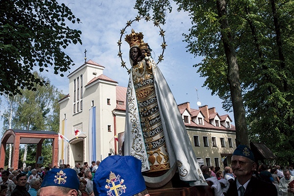 ▲	Kopia cudownej figury 10 lat temu nawiedziła wszystkie parafie diecezji warszawsko-praskiej.