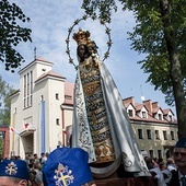 ▲	Kopia cudownej figury 10 lat temu nawiedziła wszystkie parafie diecezji warszawsko-praskiej.