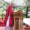 Abp Adrian Galbas na kobiece wędrowanie zapraszał już w czasie męskiego spotkania w Piekarach: „Niech nasze majowe i sierpniowe pielgrzymowanie nie słabnie! Przeciwnie: niech się odradza. Niech dodaje nam otuchy, wewnętrznego pokoju i siły, jak dodawało ich tym wszystkim, którzy byli tu przed nami i którzy nauczyli nas tu przychodzić”.