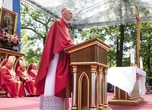 Abp Adrian Galbas na kobiece wędrowanie zapraszał już w czasie męskiego spotkania w Piekarach: „Niech nasze majowe i sierpniowe pielgrzymowanie nie słabnie! Przeciwnie: niech się odradza. Niech dodaje nam otuchy, wewnętrznego pokoju i siły, jak dodawało ich tym wszystkim, którzy byli tu przed nami i którzy nauczyli nas tu przychodzić”.