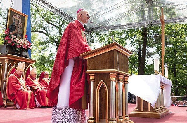 Abp Adrian Galbas na kobiece wędrowanie zapraszał już w czasie męskiego spotkania w Piekarach: „Niech nasze majowe i sierpniowe pielgrzymowanie nie słabnie! Przeciwnie: niech się odradza. Niech dodaje nam otuchy, wewnętrznego pokoju i siły, jak dodawało ich tym wszystkim, którzy byli tu przed nami i którzy nauczyli nas tu przychodzić”.