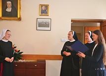 	Najmłodsze  w Zgromadzeniu Sióstr Męki Pana naszego Jezusa Chrystusa pozdrawiają  s. Weronikę (od lewej), świeżo upieczoną nowicjuszkę.