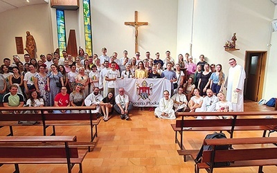 	Biskup Szymon z uczestnikami z naszej diecezji po ostatniej wspólnej Mszy św. w Lizbonie przed wylotem do Polski.