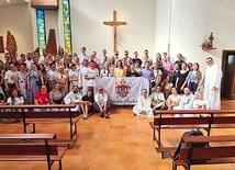 	Biskup Szymon z uczestnikami z naszej diecezji po ostatniej wspólnej Mszy św. w Lizbonie przed wylotem do Polski.
