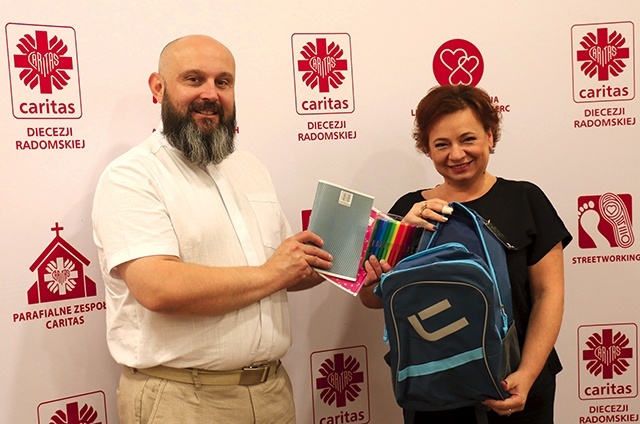 	Ks. Damian Drabikowski i Iwona Stępniewska zachęcają do przekazywania przyborów.