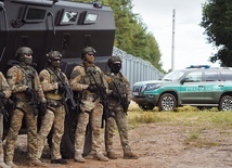Granicy z Białorusią oprócz Straży Granicznej pilnują wojsko i policja.