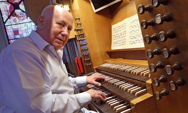 Mieczysław Tuleja (ur. 1945) – organista i pedagog. Od 60 lat nieprzerwanie pracuje w parafii św. Stanisława Kostki i św. Jana Bosko  na Dębnikach w Krakowie.