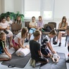 Dzieci pod nadzorem ratowników medycznych ćwiczyły resuscytację i układanie poszkodowanego w pozycji bezpiecznej.