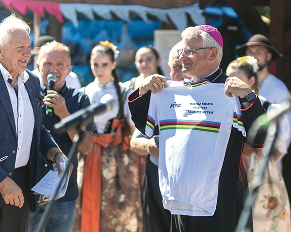 Tadeusz Mytnik (z lewej) wręczył bp. Markowi Mendykowi koszulkę upamiętniającą zdobycie pierwszego złotego medalu mistrzostw świata w 1973 r.