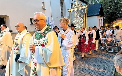 Wieczorna procesja wokół bazyliki.