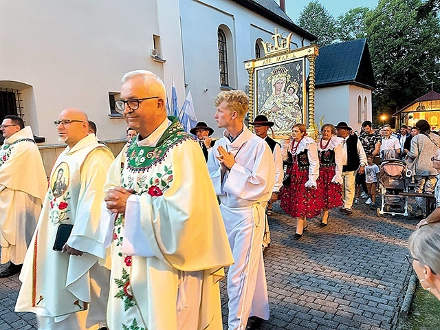 Wieczorna procesja wokół bazyliki.