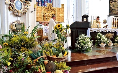 	Po liturgii nastąpiło tradycyjne poświęcenie ziół, kwiatów i pierwocin z pól.