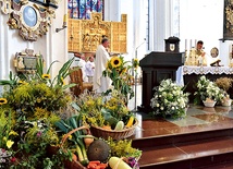 	Po liturgii nastąpiło tradycyjne poświęcenie ziół, kwiatów i pierwocin z pól.