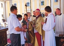 	Abp senior Wiktor Skworc z rodziną z miejscowej parafii, która składała dary ofiarne podczas Mszy Świętej.