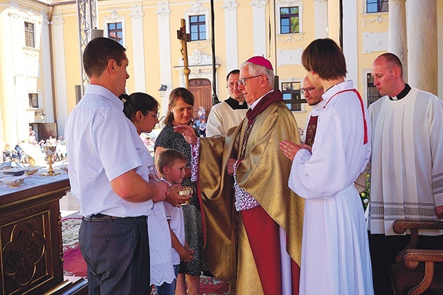 	Abp senior Wiktor Skworc z rodziną z miejscowej parafii, która składała dary ofiarne podczas Mszy Świętej.