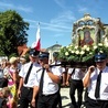 Odpustową modlitwę kończy procesja wokół bazyliki. 